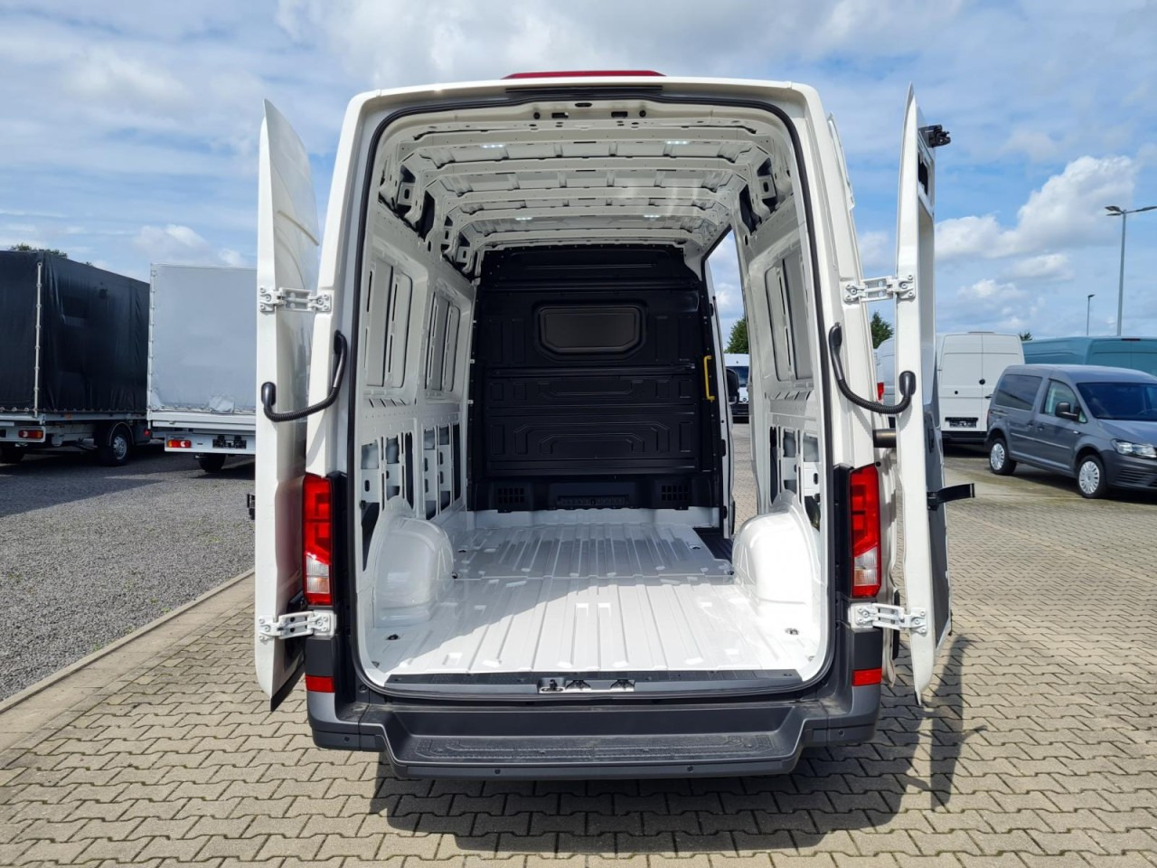 Volkswagen Crafter Kasten MR L3H3 KLIMA KOMFORT PDC TEMPOMAT - Furgoneta pequeña: foto 5 Volkswagen Crafter Kasten MR L3H3 KLIMA KOMFORT PDC TEMPOMAT - Furgoneta pequeña: foto 5