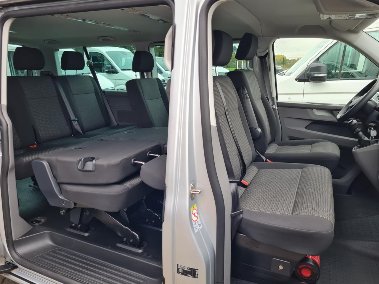 Volkswagen T6.1 Caravelle TDI lang 9 Sitzer 2 Schiebetüren Trendl. - Minibús, Furgoneta de pasajeros: foto 4 Volkswagen T6.1 Caravelle TDI lang 9 Sitzer 2 Schiebetüren Trendl. - Minibús, Furgoneta de pasajeros: foto 4