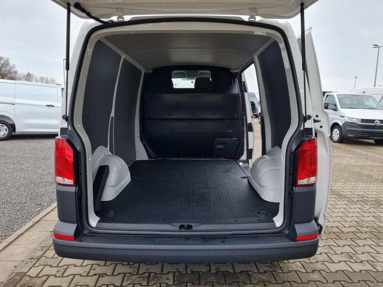 Volkswagen T6.1 Kasten L1 KR Heckklappe KAMERA KLIMA ALLWET - Furgoneta pequeña: foto 5 Volkswagen T6.1 Kasten L1 KR Heckklappe KAMERA KLIMA ALLWET - Furgoneta pequeña: foto 5
