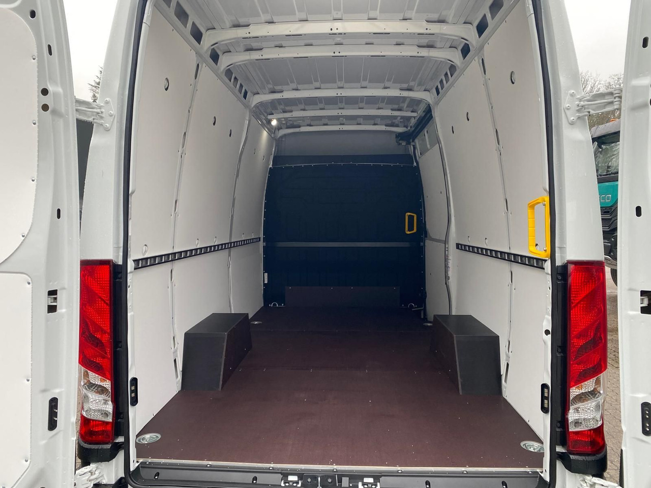 Iveco 35S16H3.0A8V mit ASC Ausbau *Klima*Radio*Kamera* - Furgón: foto 5 Iveco 35S16H3.0A8V mit ASC Ausbau *Klima*Radio*Kamera* - Furgón: foto 5