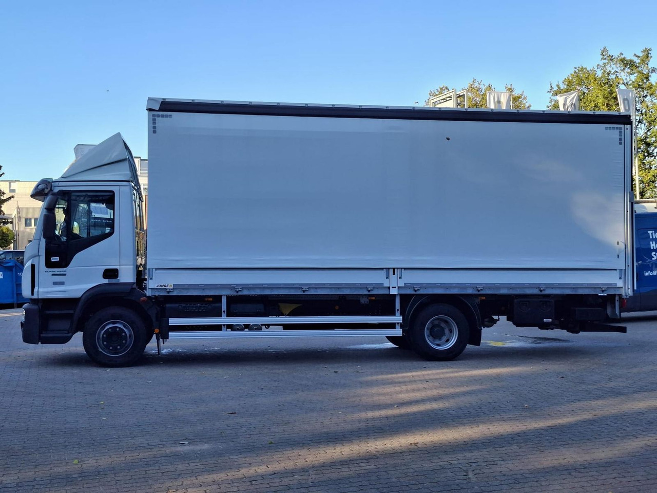Iveco Eurocargo ML120E25/P JUNGE Schiebeplane LBW 1... - Camión lona: foto 2 Iveco Eurocargo ML120E25/P JUNGE Schiebeplane LBW 1... - Camión lona: foto 2