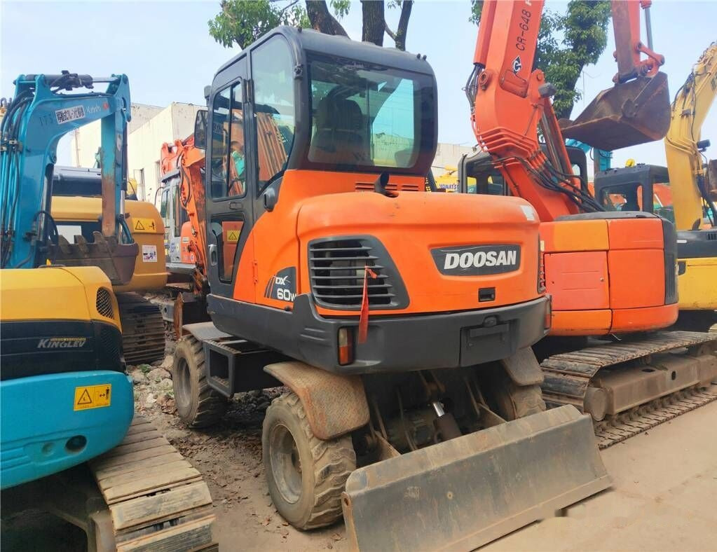 Doosan DX60 W - Excavadora de ruedas: foto 1 Doosan DX60 W - Excavadora de ruedas: foto 1
