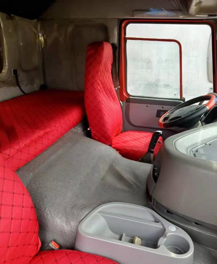 Howo 8X4 Box Truck Box Van - Camión portacontenedore/ Intercambiable: foto 5 Howo 8X4 Box Truck Box Van - Camión portacontenedore/ Intercambiable: foto 5