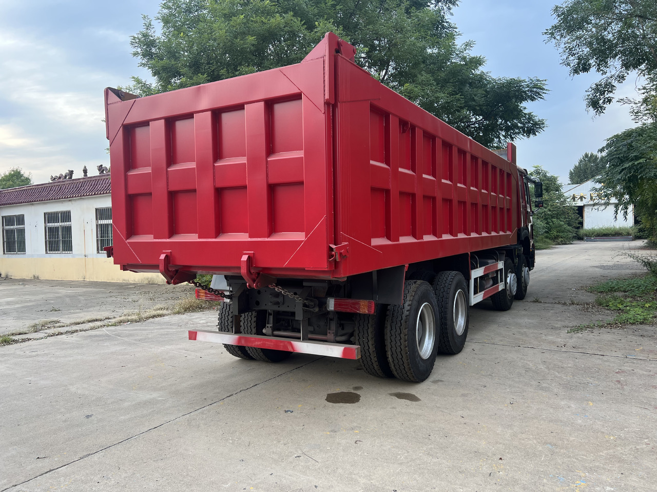 SINOTRUK HOWO 8*4 - Camión volquete: foto 5 SINOTRUK HOWO 8*4 - Camión volquete: foto 5