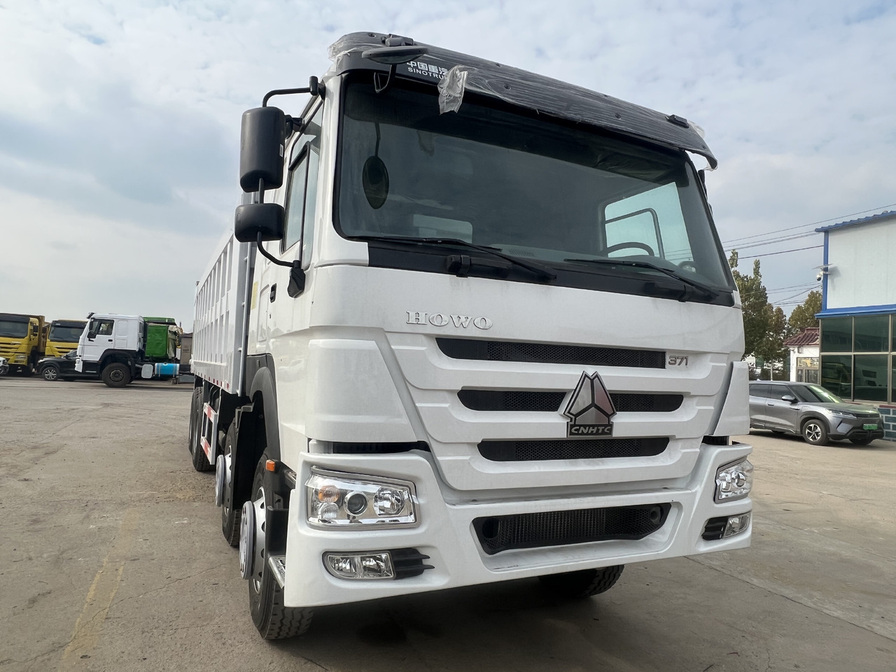 SINOTRUK Howo 8*4 - Camión volquete: foto 3 SINOTRUK Howo 8*4 - Camión volquete: foto 3