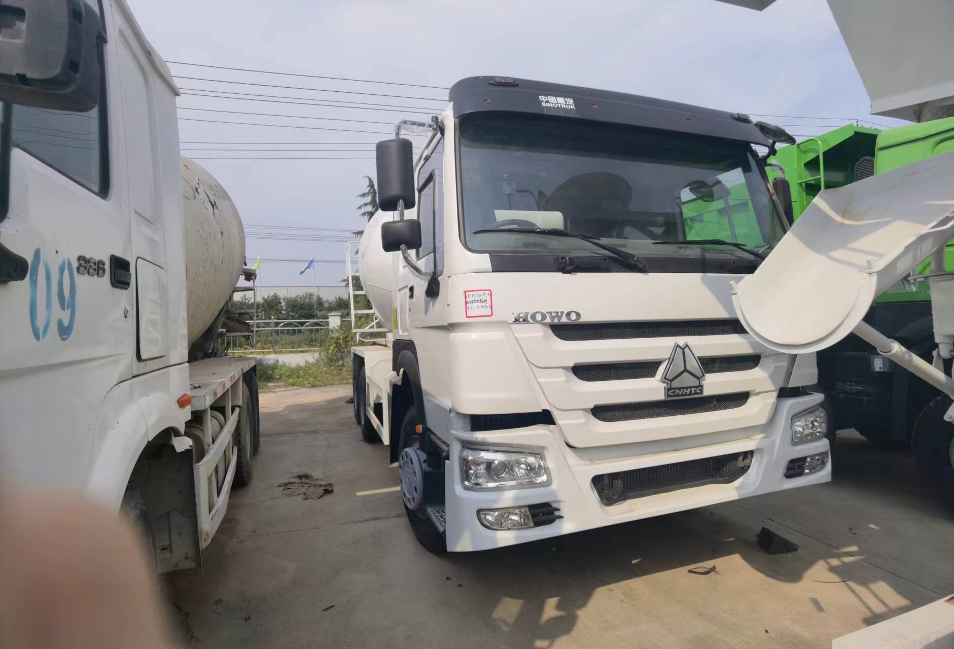 Sinotruk HOWO 371 6*4 Concrete mixer truck - Camión hormigonera: foto 5 Sinotruk HOWO 371 6*4 Concrete mixer truck - Camión hormigonera: foto 5