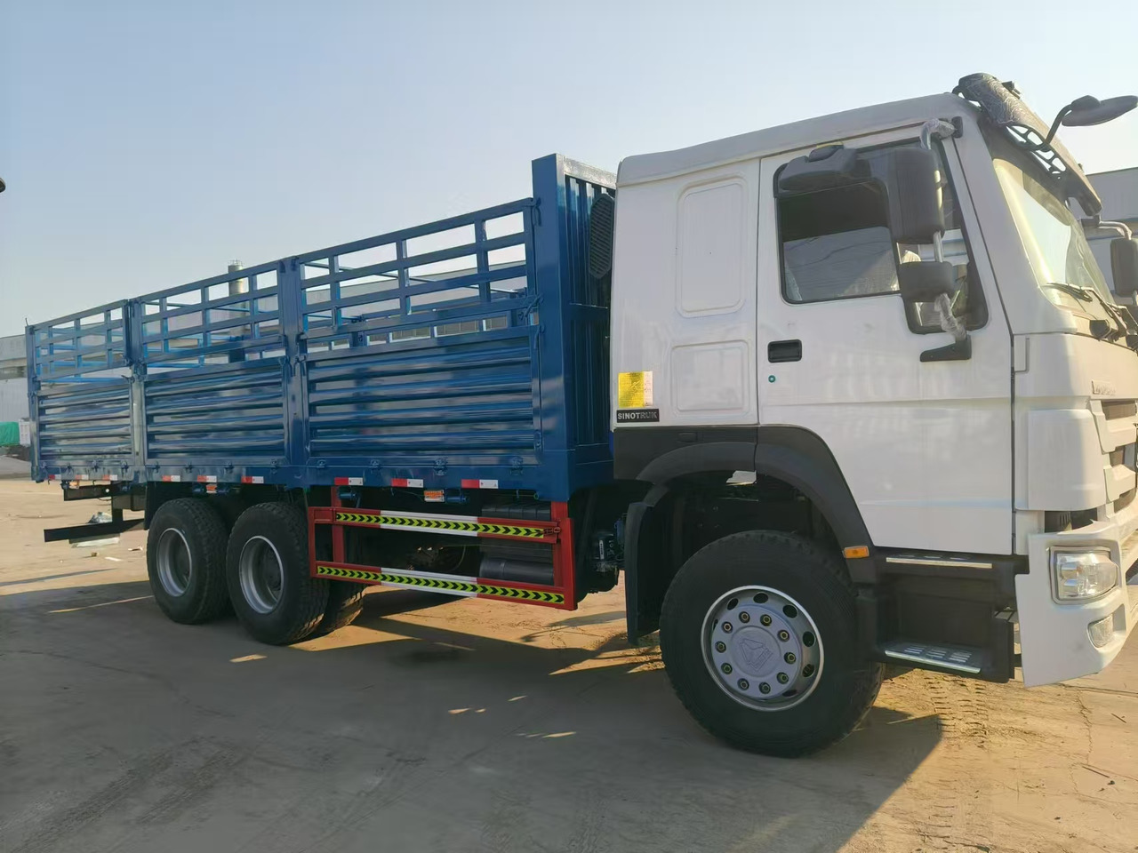 Sinotruk HOWO 371 6*4 Fence truck - Camión caja abierta: foto 2 Sinotruk HOWO 371 6*4 Fence truck - Camión caja abierta: foto 2