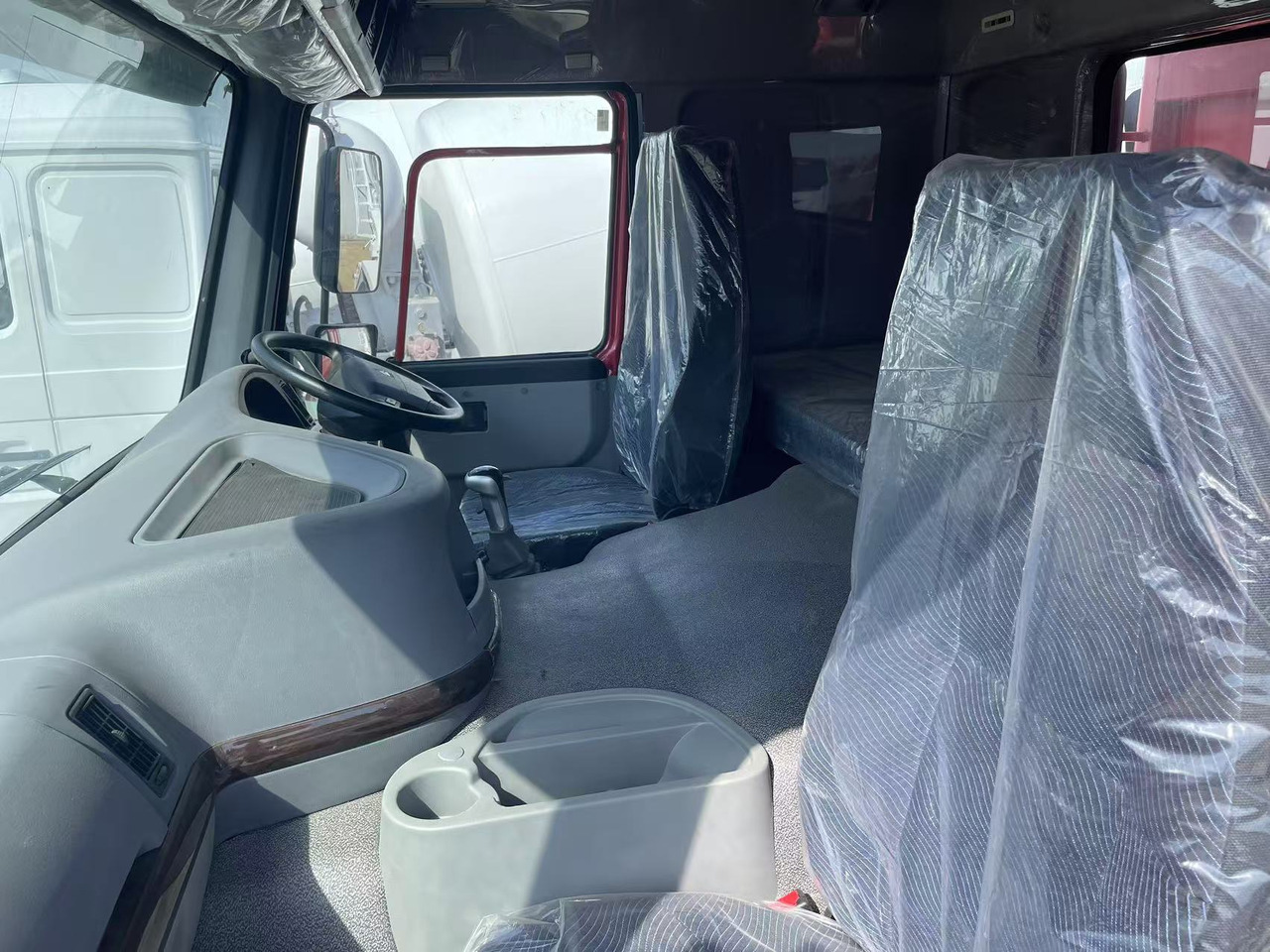 Sinotruk HOWO 371 8*4 Dump truck - Camión volquete: foto 5 Sinotruk HOWO 371 8*4 Dump truck - Camión volquete: foto 5