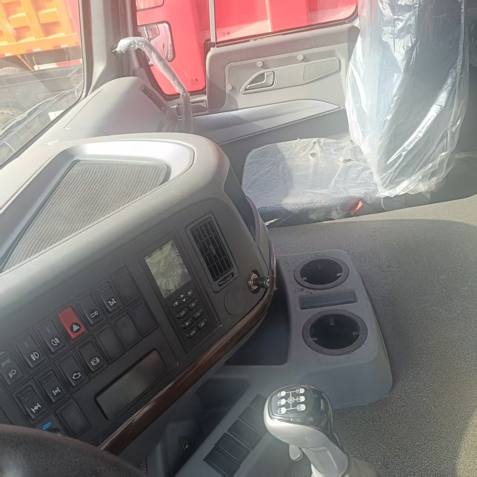 Sinotruk HOWO 371 8*4 Tank truck - Camión cisterna: foto 3 Sinotruk HOWO 371 8*4 Tank truck - Camión cisterna: foto 3