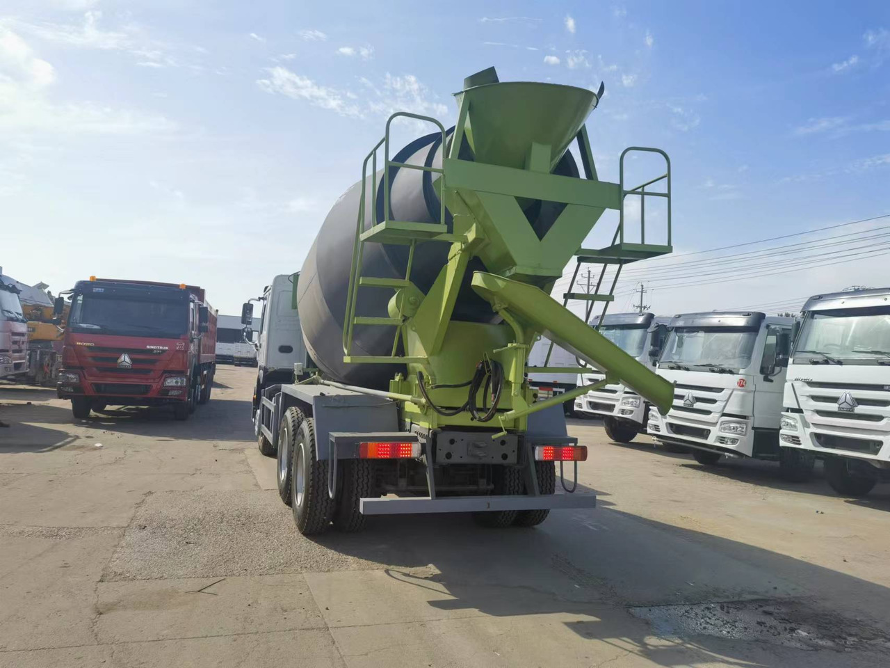Sinotruk HOWO 6*4 Concrete mixer truck - Camión hormigonera: foto 2 Sinotruk HOWO 6*4 Concrete mixer truck - Camión hormigonera: foto 2