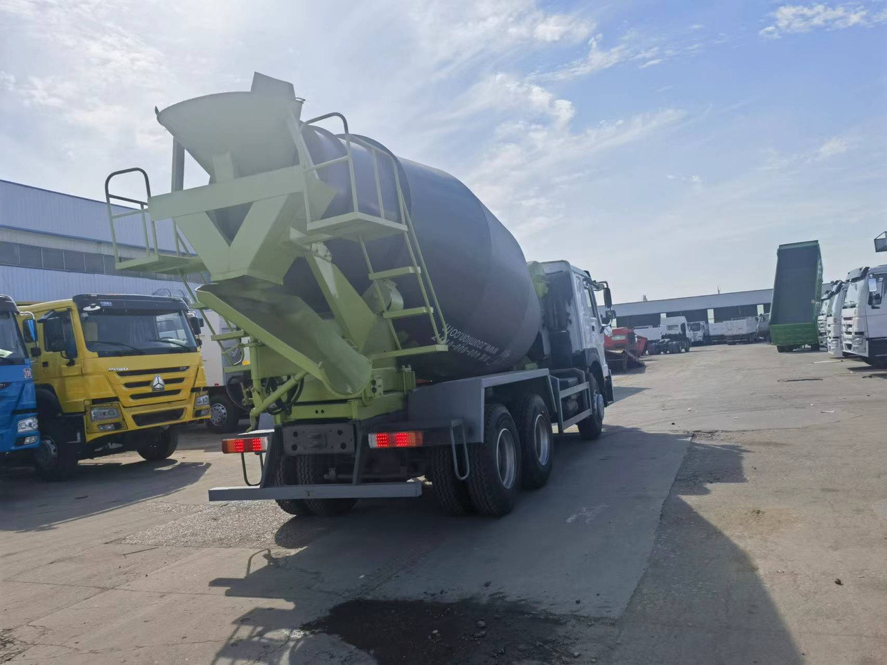 Sinotruk HOWO 6*4 Concrete mixer truck - Camión hormigonera: foto 3 Sinotruk HOWO 6*4 Concrete mixer truck - Camión hormigonera: foto 3