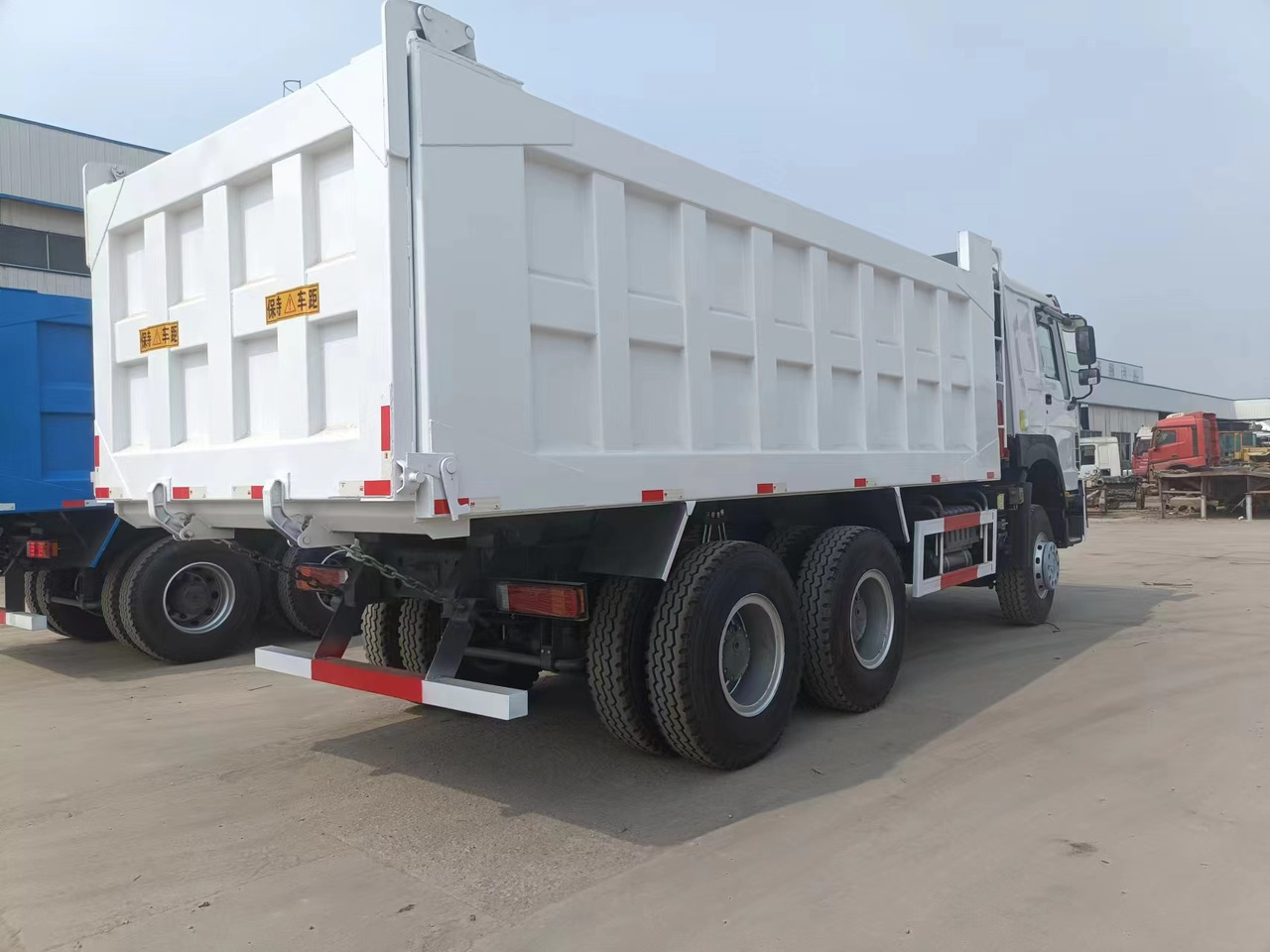Sinotruk HOWO 6*4 Dump truck - Camión volquete: foto 4 Sinotruk HOWO 6*4 Dump truck - Camión volquete: foto 4