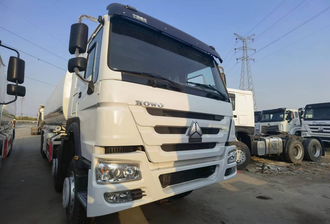 Camión cisterna Sinotruk HOWO 8*4 Tank truck: foto 7 Camión cisterna Sinotruk HOWO 8*4 Tank truck: foto 7