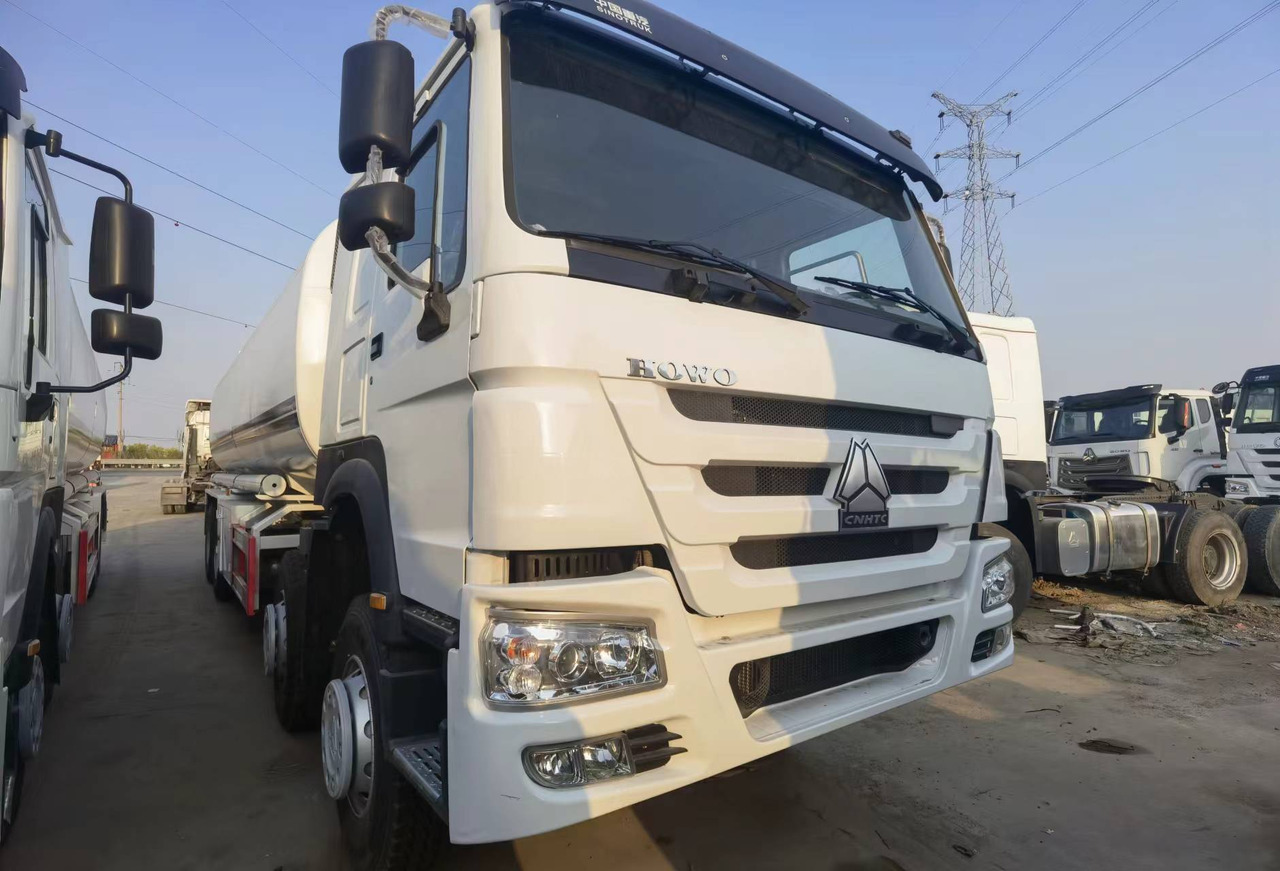 Camión cisterna Sinotruk HOWO 8*4 Tank truck: foto 8 Camión cisterna Sinotruk HOWO 8*4 Tank truck: foto 8