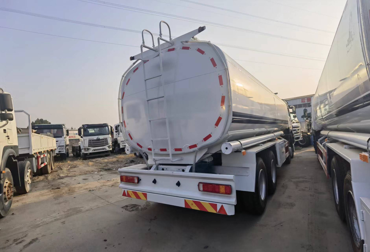 Camión cisterna Sinotruk HOWO 8*4 Tank truck: foto 9 Camión cisterna Sinotruk HOWO 8*4 Tank truck: foto 9