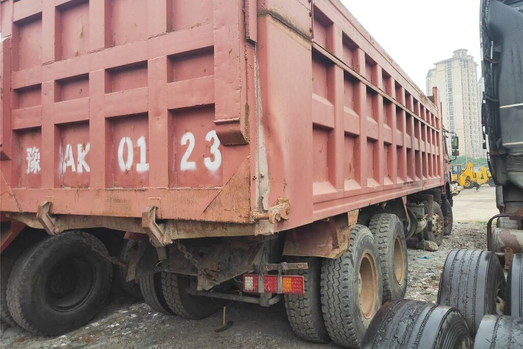 Sinotruk Howo - Camión volquete: foto 2 Sinotruk Howo - Camión volquete: foto 2