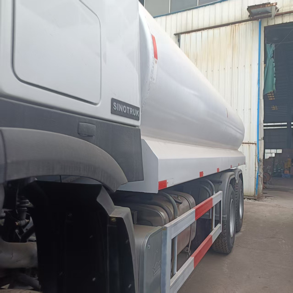 Vehículo municipal Sinotruk HOWO 375 6*4 Sprinkler: foto 7 Vehículo municipal Sinotruk HOWO 375 6*4 Sprinkler: foto 7