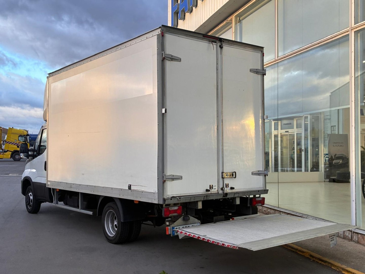 Caja cerrada IVECO 35C14 20m3 con puertas traseras y rampa elevadora - Furgoneta caja cerrada: foto 4 Caja cerrada IVECO 35C14 20m3 con puertas traseras y rampa elevadora - Furgoneta caja cerrada: foto 4