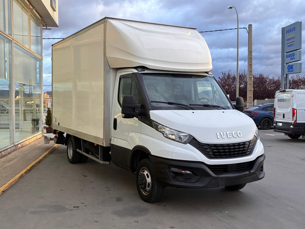 Caja cerrada IVECO 35C14 20m3 con puertas traseras y rampa elevadora - Furgoneta caja cerrada: foto 3 Caja cerrada IVECO 35C14 20m3 con puertas traseras y rampa elevadora - Furgoneta caja cerrada: foto 3