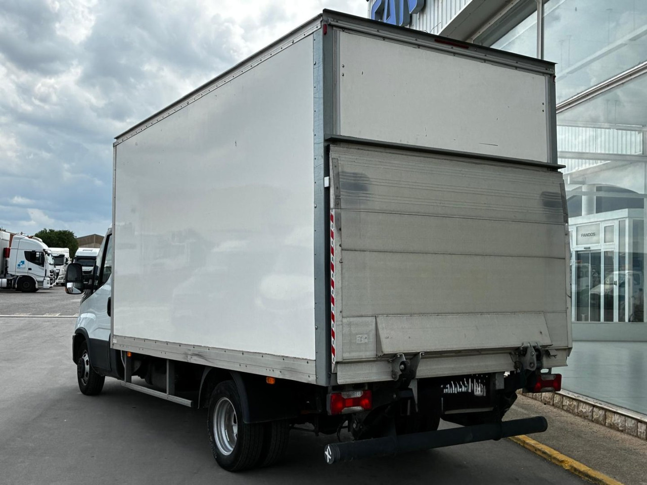 Caja cerrada IVECO 35C16 20m3 - Furgoneta caja cerrada: foto 4 Caja cerrada IVECO 35C16 20m3 - Furgoneta caja cerrada: foto 4