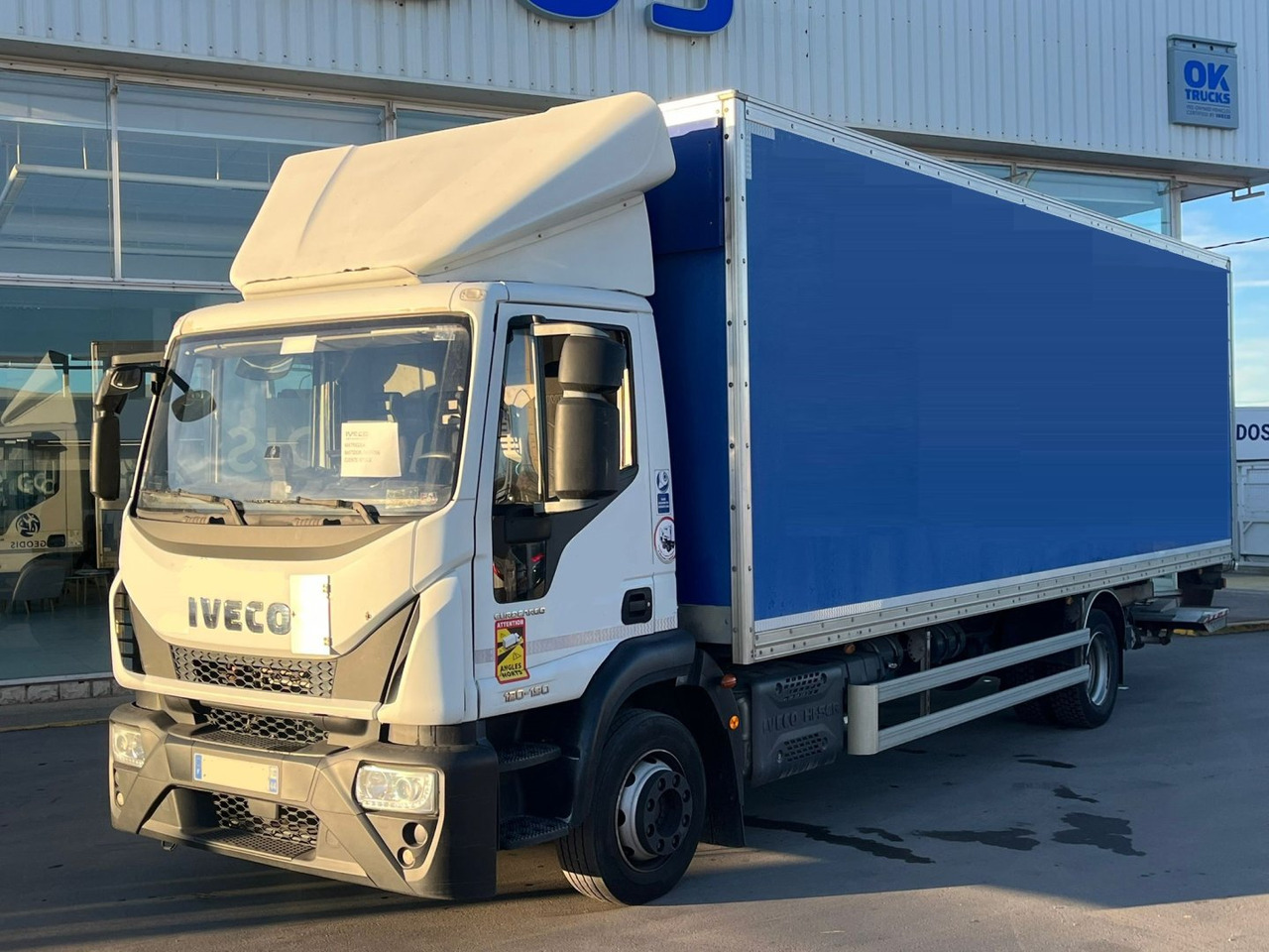 Caja cerrada IVECO Eurocargo ML 120 E22 - Camión caja cerrada: foto 1 Caja cerrada IVECO Eurocargo ML 120 E22 - Camión caja cerrada: foto 1