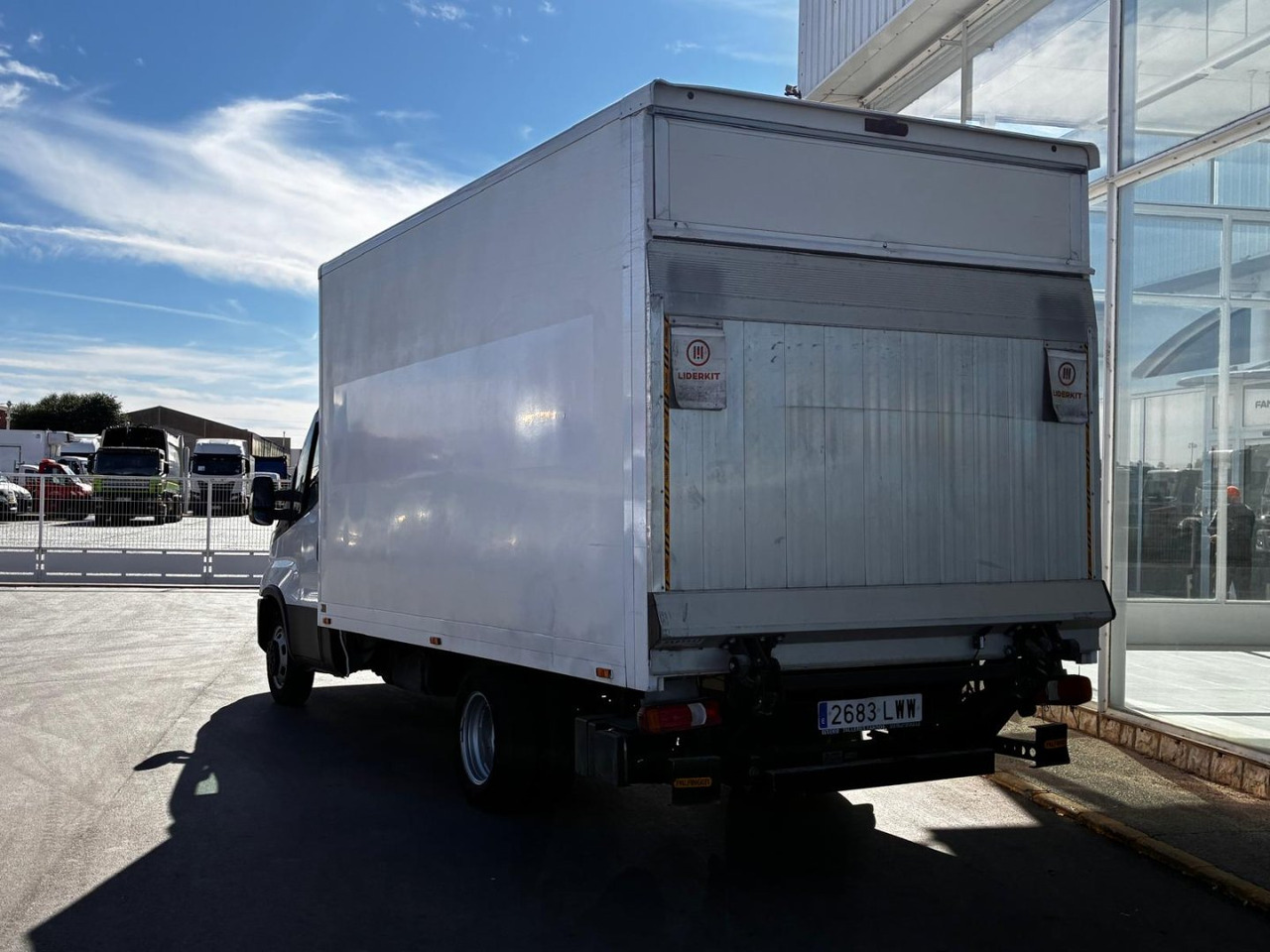 Caja cerrada con plataforma elevadora IVECO 35C14 20m3 con puerta lateral - Furgoneta caja cerrada: foto 4 Caja cerrada con plataforma elevadora IVECO 35C14 20m3 con puerta lateral - Furgoneta caja cerrada: foto 4