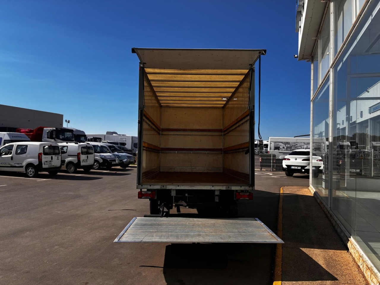 Caja cerrada con plataforma elevadora IVECO 35C16 20m3 - Furgoneta caja cerrada: foto 5 Caja cerrada con plataforma elevadora IVECO 35C16 20m3 - Furgoneta caja cerrada: foto 5