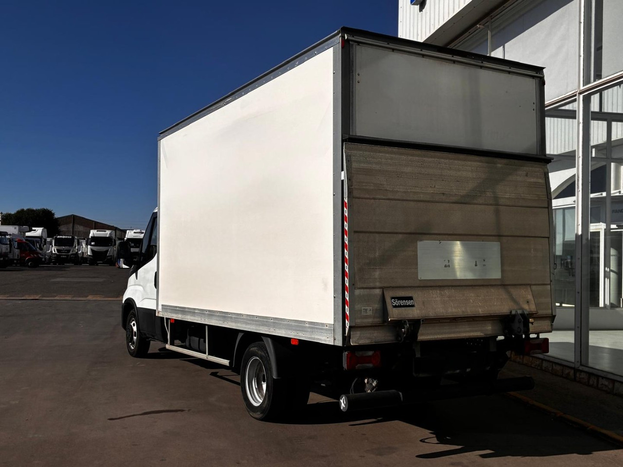 Caja cerrada con plataforma elevadora IVECO 35C16 20m3 - Furgoneta caja cerrada: foto 4 Caja cerrada con plataforma elevadora IVECO 35C16 20m3 - Furgoneta caja cerrada: foto 4