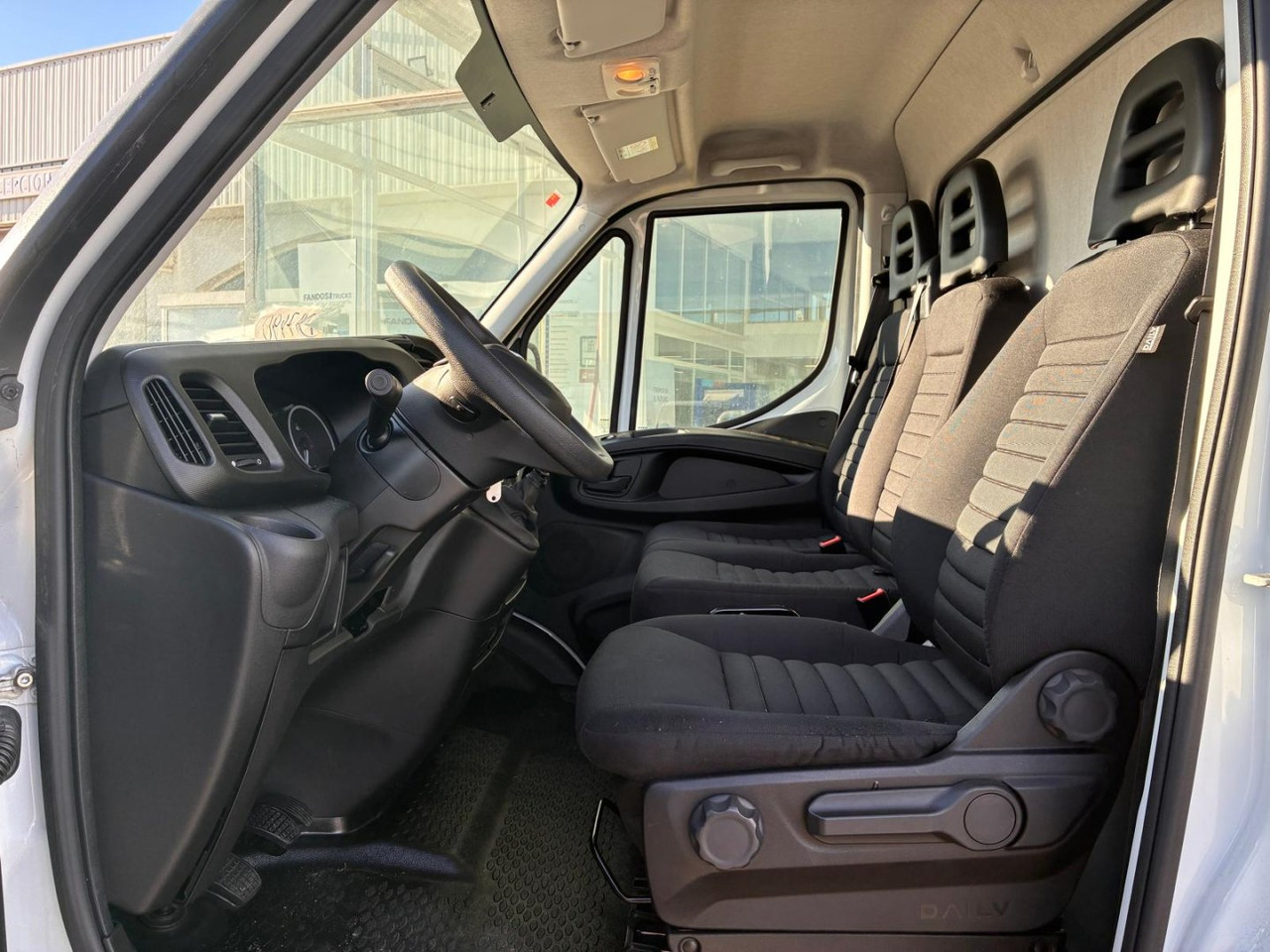 Caja cerrada con plataforma elevadora IVECO 35C16 20m3 - Furgoneta caja cerrada: foto 5 Caja cerrada con plataforma elevadora IVECO 35C16 20m3 - Furgoneta caja cerrada: foto 5