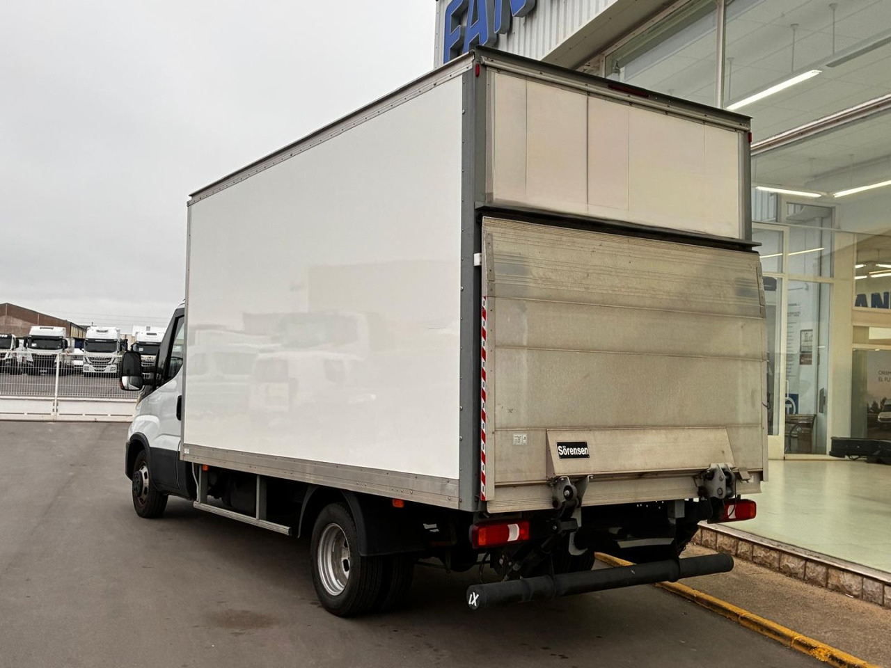 Caja cerrada con plataforma elevadora IVECO 35C16 3.0 20m3 - Furgoneta caja cerrada: foto 4 Caja cerrada con plataforma elevadora IVECO 35C16 3.0 20m3 - Furgoneta caja cerrada: foto 4