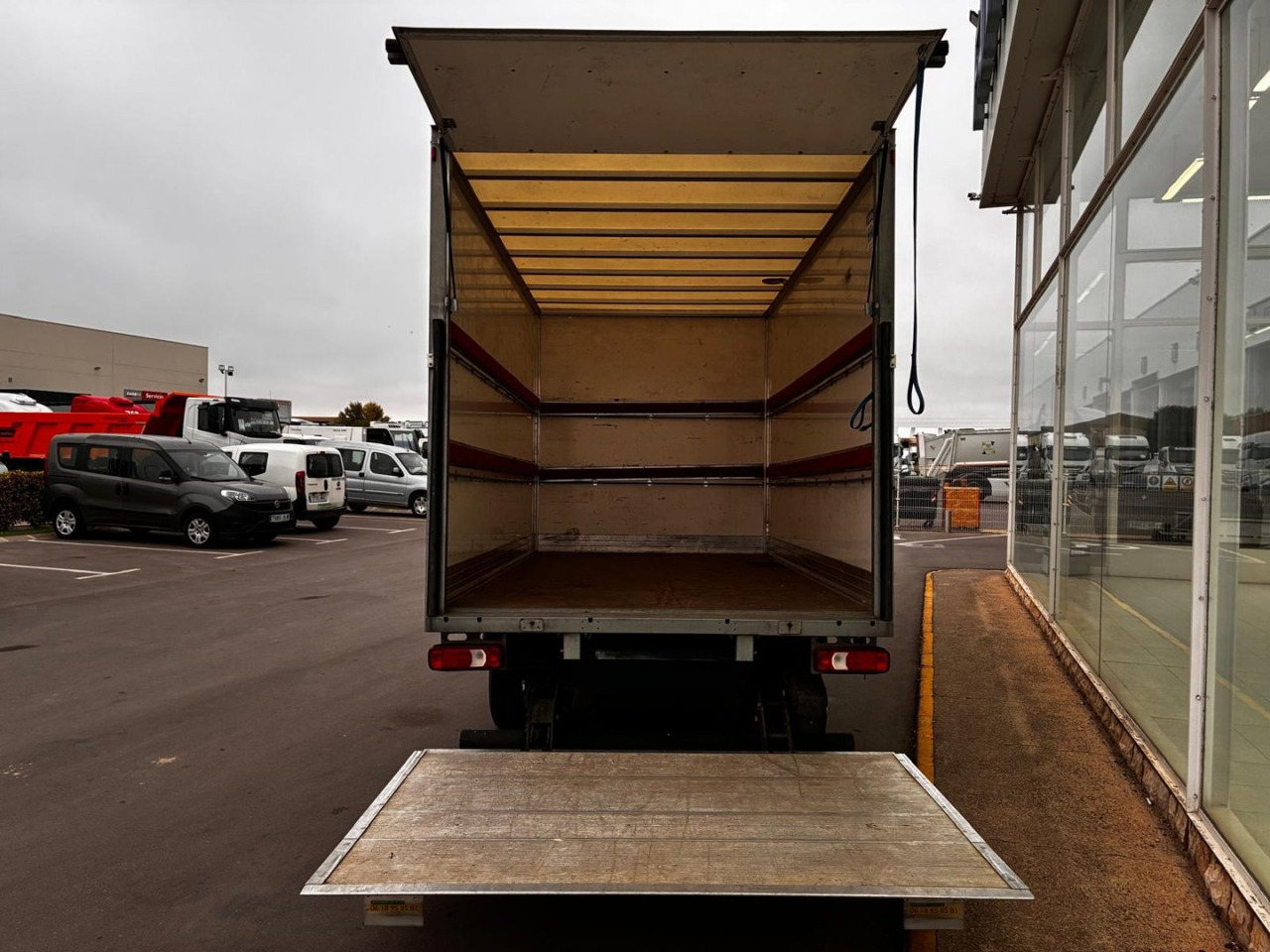 Caja cerrada con plataforma elevadora IVECO 35C16 3.0 20m3 - Furgoneta caja cerrada: foto 5 Caja cerrada con plataforma elevadora IVECO 35C16 3.0 20m3 - Furgoneta caja cerrada: foto 5