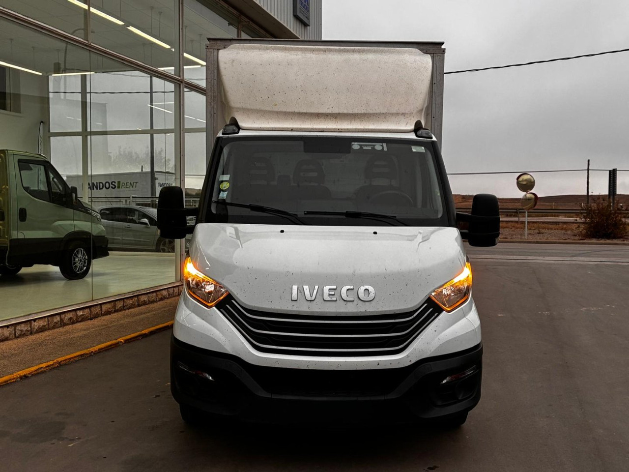 Caja cerrada con plataforma elevadora IVECO 35C16 3.0 20m3 - Furgoneta caja cerrada: foto 2 Caja cerrada con plataforma elevadora IVECO 35C16 3.0 20m3 - Furgoneta caja cerrada: foto 2