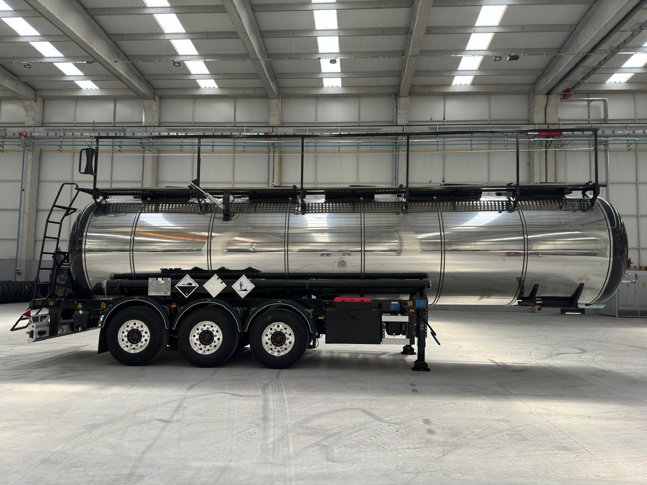 NURSAN Stainless Steel L4BH Tanker - Semirremolque cisterna: foto 1 NURSAN Stainless Steel L4BH Tanker - Semirremolque cisterna: foto 1