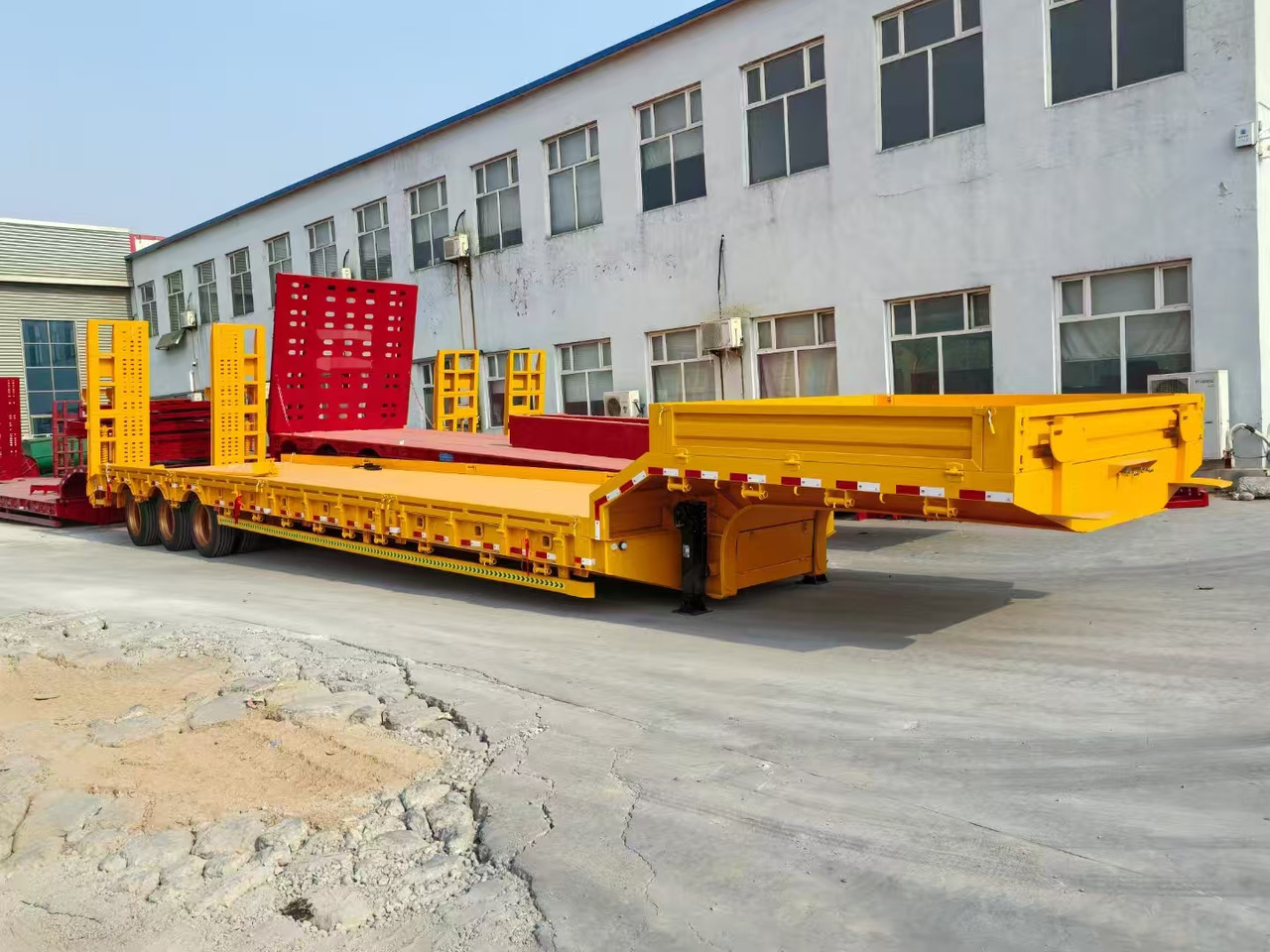 13M Low Bed Semi Trailer | 3 Axles | Heavy Duty Lowboy for Construction Machinery Transport - Semirremolque góndola rebajadas: foto 3 13M Low Bed Semi Trailer | 3 Axles | Heavy Duty Lowboy for Construction Machinery Transport - Semirremolque góndola rebajadas: foto 3