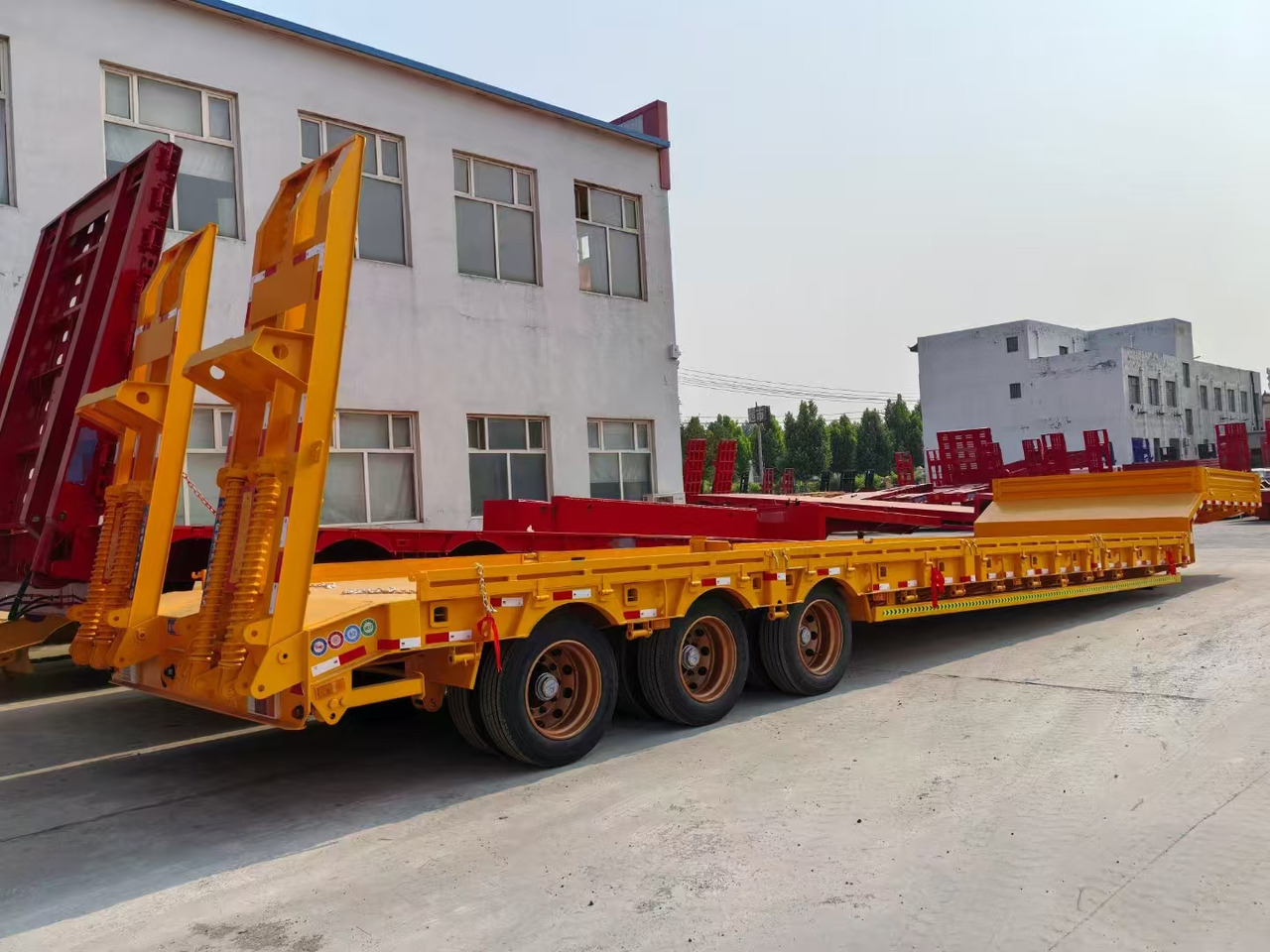 13M Low Bed Semi Trailer | 3 Axles | Heavy Duty Lowboy for Construction Machinery Transport - Semirremolque góndola rebajadas: foto 2 13M Low Bed Semi Trailer | 3 Axles | Heavy Duty Lowboy for Construction Machinery Transport - Semirremolque góndola rebajadas: foto 2