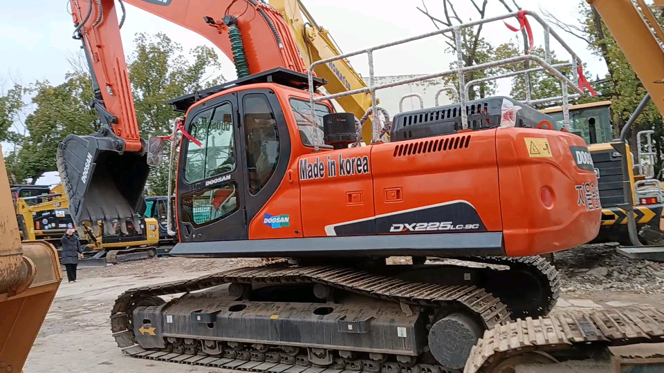 DOOSAN DX 225 LC - 9 C DX225 LCA - Excavadora de cadenas: foto 1 DOOSAN DX 225 LC - 9 C DX225 LCA - Excavadora de cadenas: foto 1