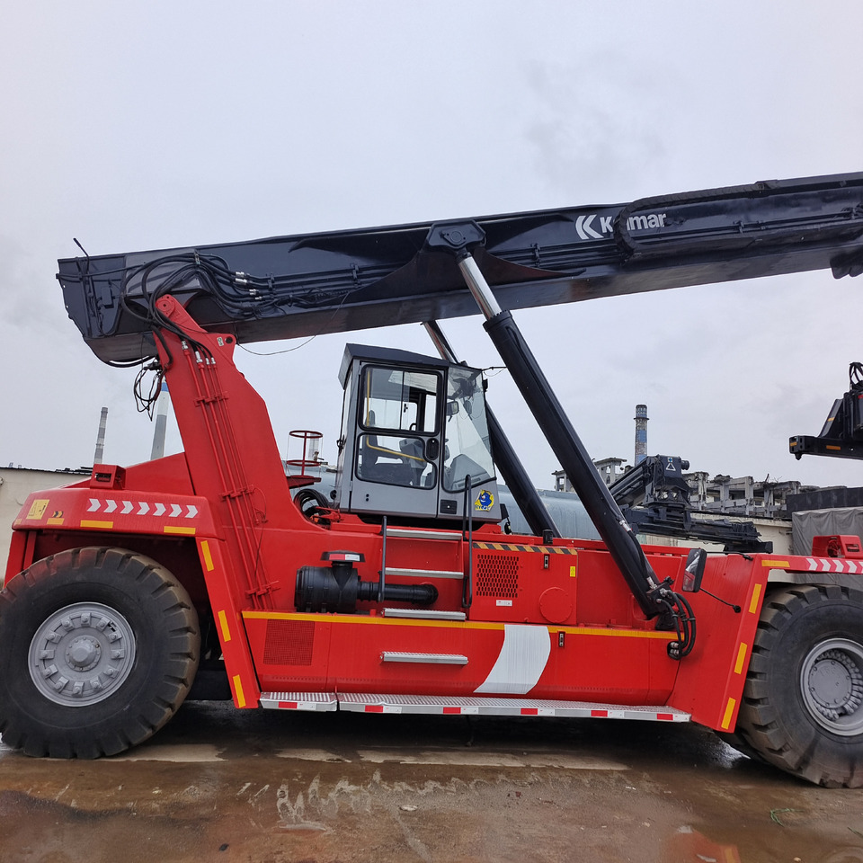 KALMAR DRF450 - Reach stacker: foto 1 KALMAR DRF450 - Reach stacker: foto 1