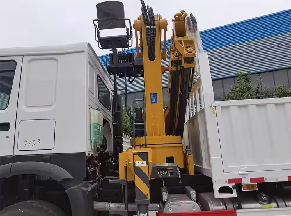 SINOTRUK HOWO 8 TON Knuckle Boom Crane TRUCK MOUNTED CRANE - Camión grúa: foto 3 SINOTRUK HOWO 8 TON Knuckle Boom Crane TRUCK MOUNTED CRANE - Camión grúa: foto 3