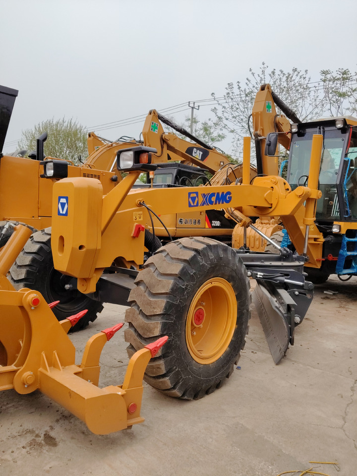 XCMG GR2153 GR 2153 GR 180 WITH RIPPER - Grader: foto 1 XCMG GR2153 GR 2153 GR 180 WITH RIPPER - Grader: foto 1