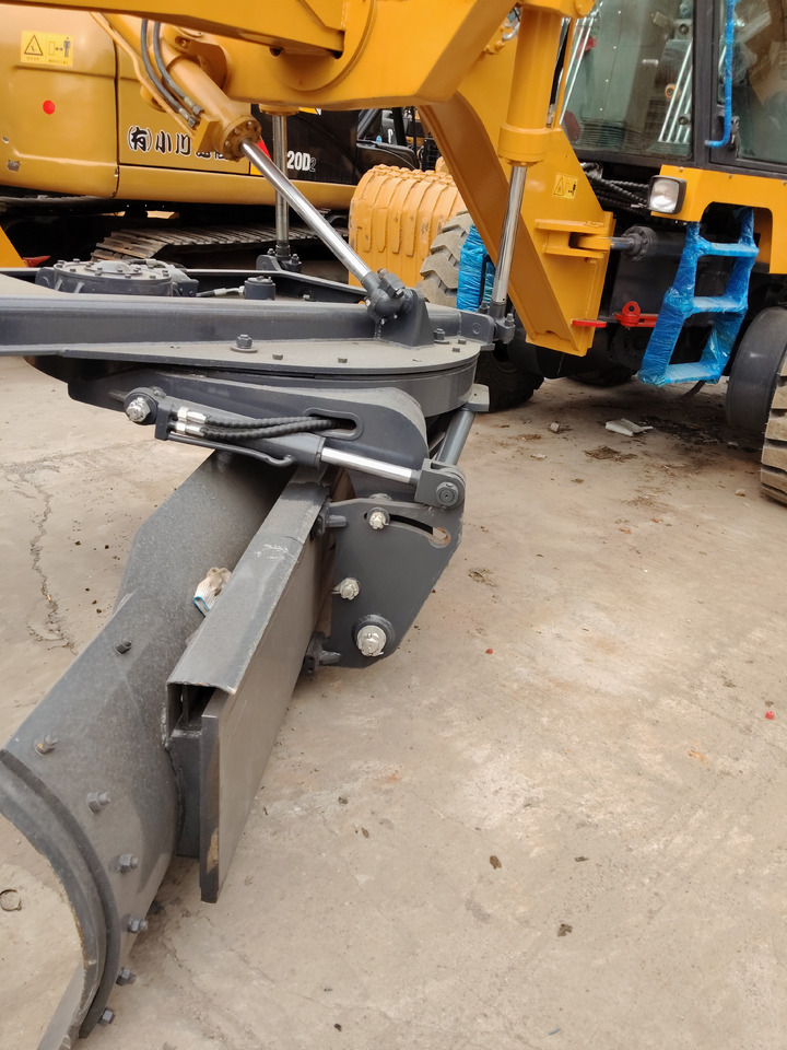 XCMG GR2153 GR 2153 GR 180 WITH RIPPER - Grader: foto 3 XCMG GR2153 GR 2153 GR 180 WITH RIPPER - Grader: foto 3