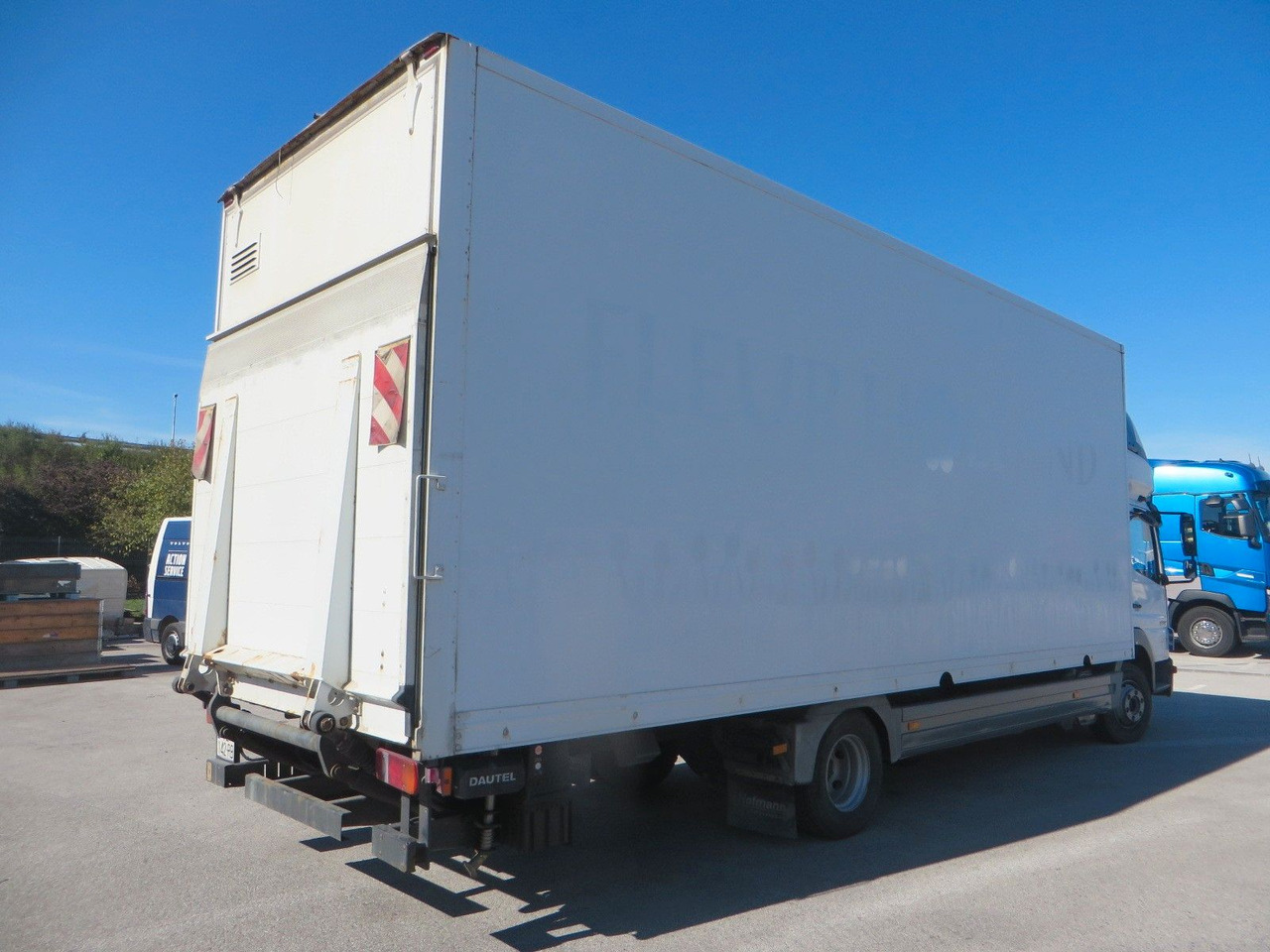 Mercedes-Benz Atego 1024 Box body with tail lift - Camión caja cerrada: foto 3 Mercedes-Benz Atego 1024 Box body with tail lift - Camión caja cerrada: foto 3