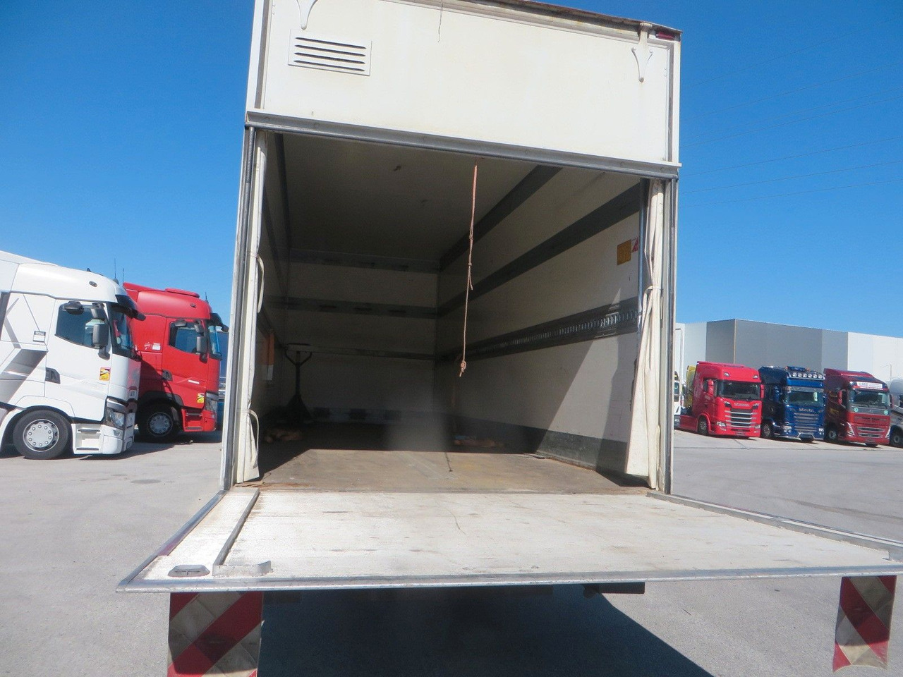 Mercedes-Benz Atego 1024 Box body with tail lift - Camión caja cerrada: foto 5 Mercedes-Benz Atego 1024 Box body with tail lift - Camión caja cerrada: foto 5
