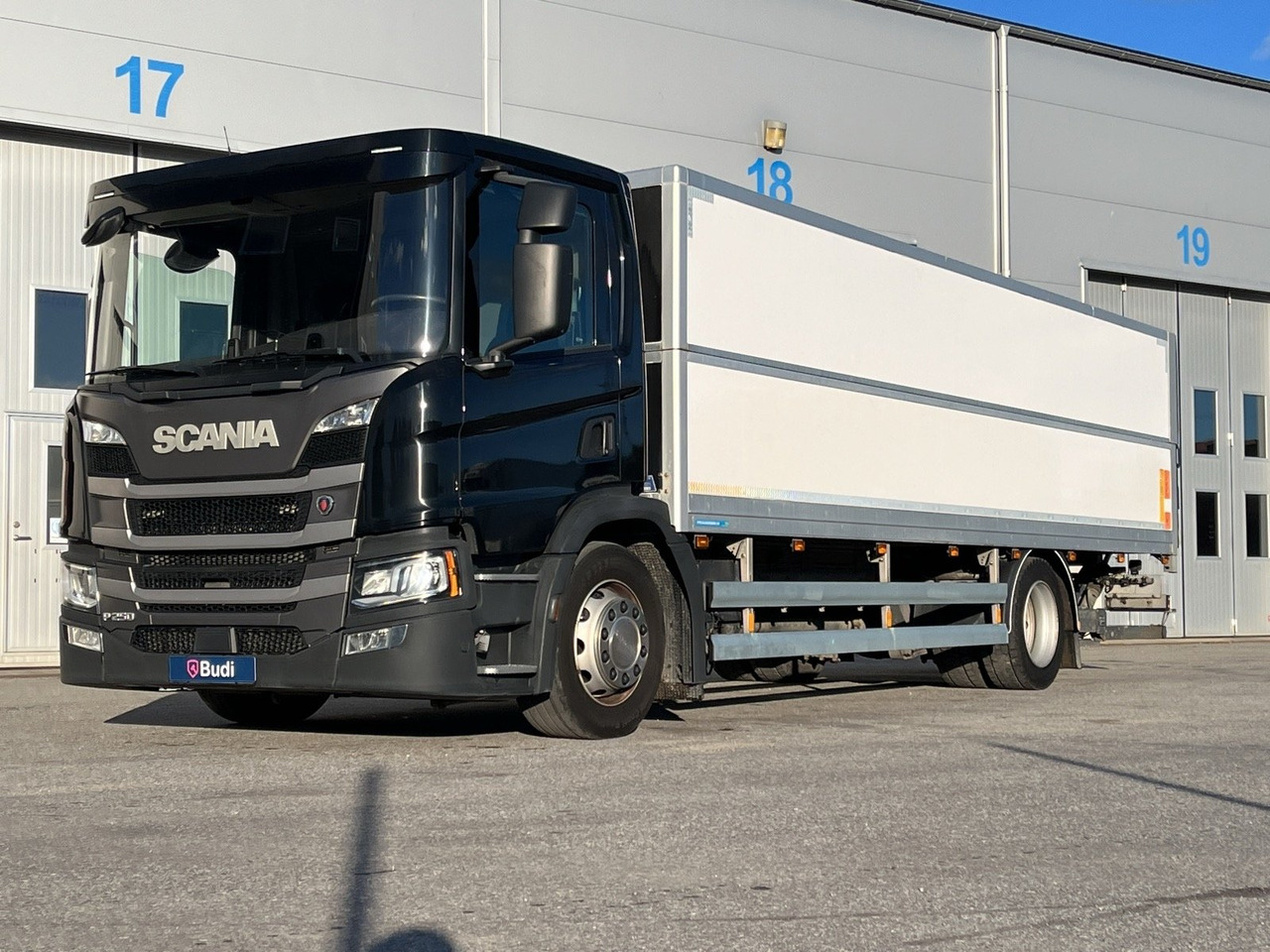 Lastbil Scania P250 B 4X2 LB -2020 | Höj/Sänk - Camión caja cerrada: foto 1 Lastbil Scania P250 B 4X2 LB -2020 | Höj/Sänk - Camión caja cerrada: foto 1