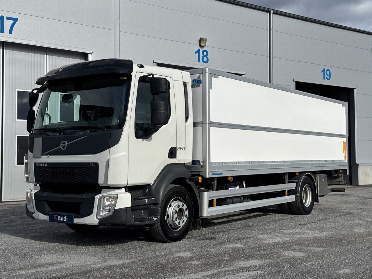 Volvo FL 250 -2018 | Höj - sänkskåp SKAB | Zepro - Camión caja cerrada: foto 1 Volvo FL 250 -2018 | Höj - sänkskåp SKAB | Zepro - Camión caja cerrada: foto 1