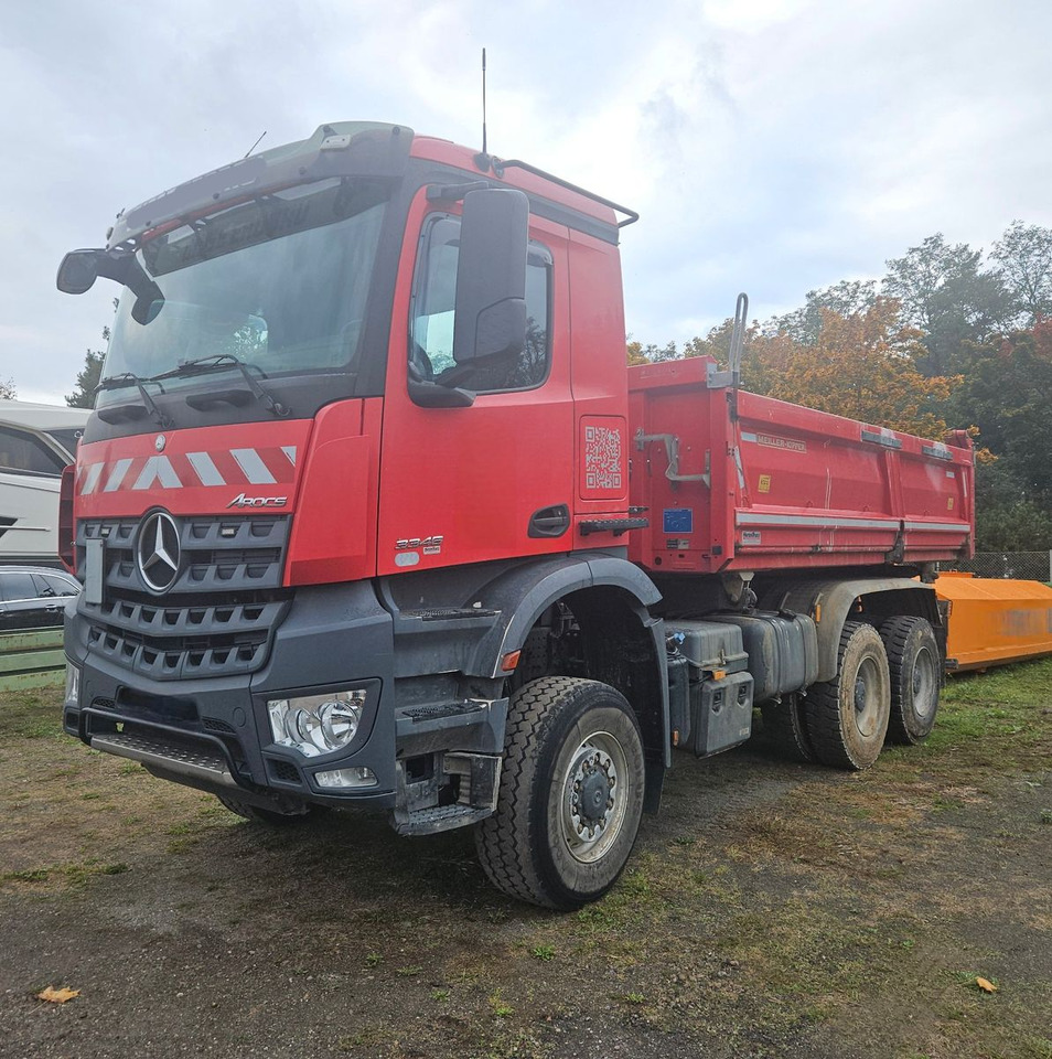 Mercedes-Benz Arocs 3346 6x6 Dreiseitenkipper mit Bordmatik - Camión volquete: foto 1 Mercedes-Benz Arocs 3346 6x6 Dreiseitenkipper mit Bordmatik - Camión volquete: foto 1