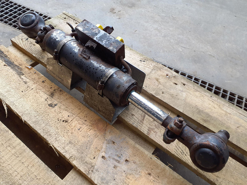 Faun ATF 45-3 steering cilinder right axle 3 - Cilindro hidráulico para Grúa: foto 3 Faun ATF 45-3 steering cilinder right axle 3 - Cilindro hidráulico para Grúa: foto 3