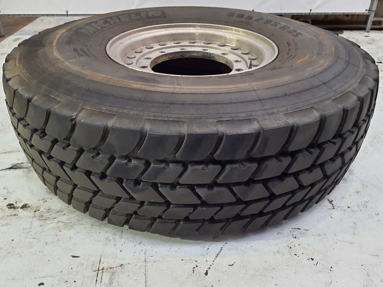 Grove Wheel 445/95R25 12 9 2p alu - Rueda completa para Grúa: foto 1 Grove Wheel 445/95R25 12 9 2p alu - Rueda completa para Grúa: foto 1