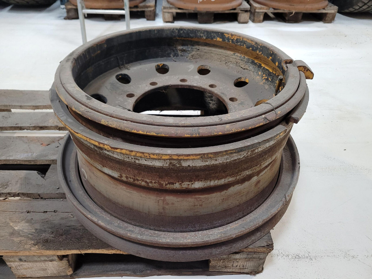 Rim 445/95R25 10 14 5p - Llanta para Grúa: foto 1 Rim 445/95R25 10 14 5p - Llanta para Grúa: foto 1