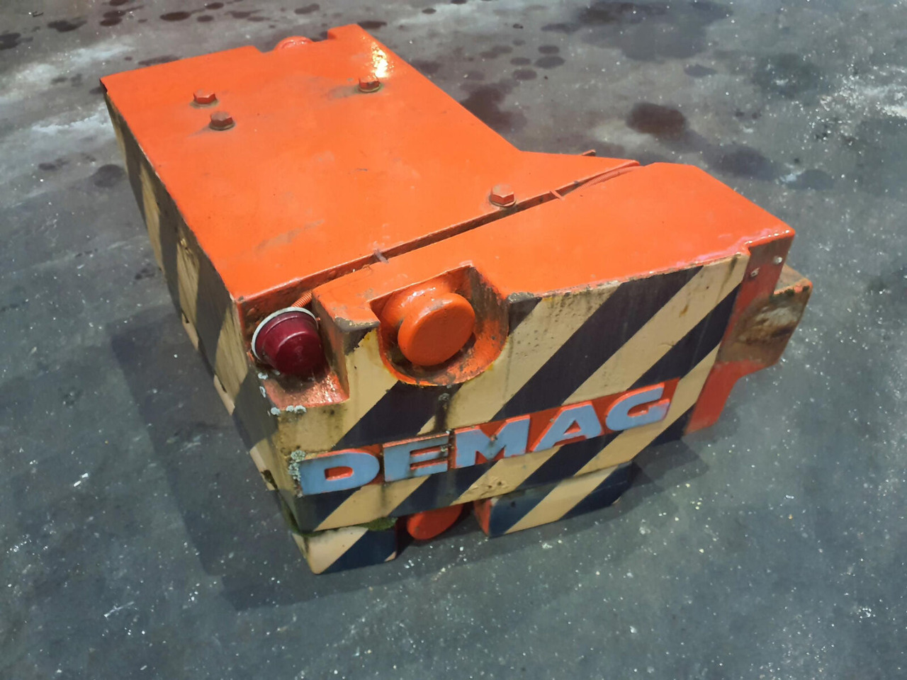 Terex counterweight left 1,2 + 0,3t - Contrapeso para Autogrúa: foto 1 Terex counterweight left 1,2 + 0,3t - Contrapeso para Autogrúa: foto 1