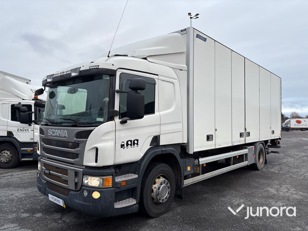Lastbil - Scania P320 4X2 - Camión caja cerrada: foto 1 Lastbil - Scania P320 4X2 - Camión caja cerrada: foto 1